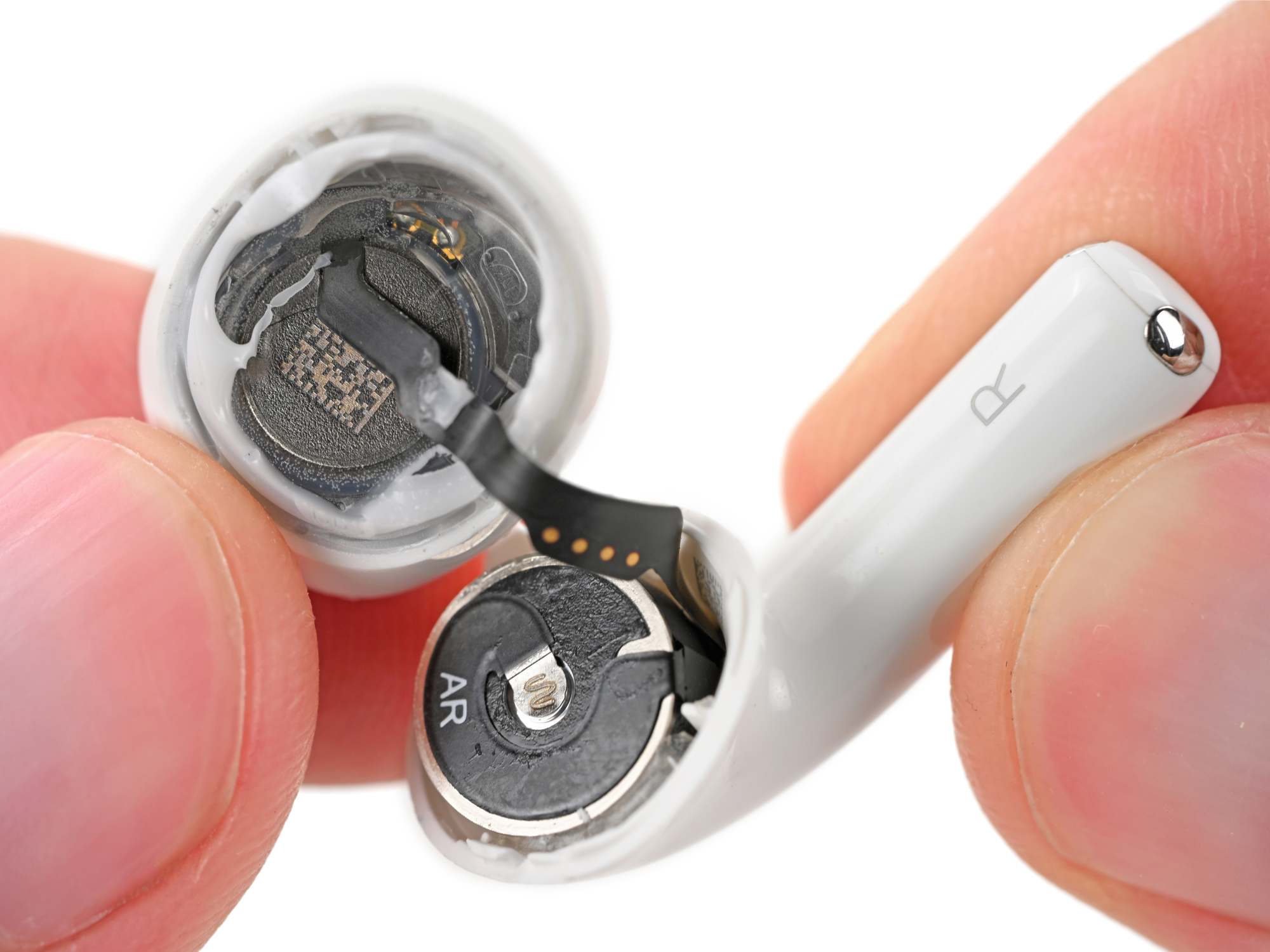 拆解后的 AirPods 5 结构