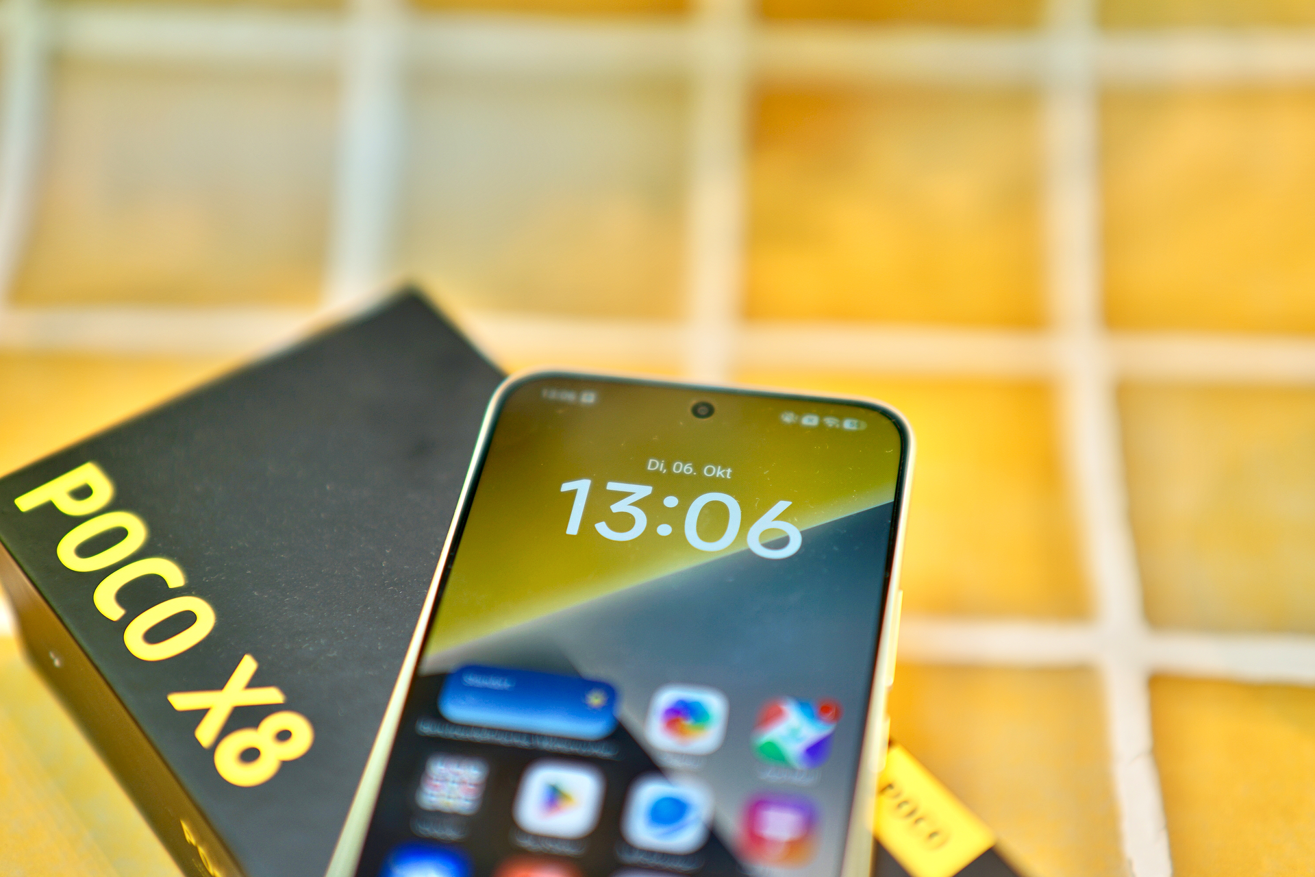 Xiaomi Poco X8 屏幕显示与正面边框实拍