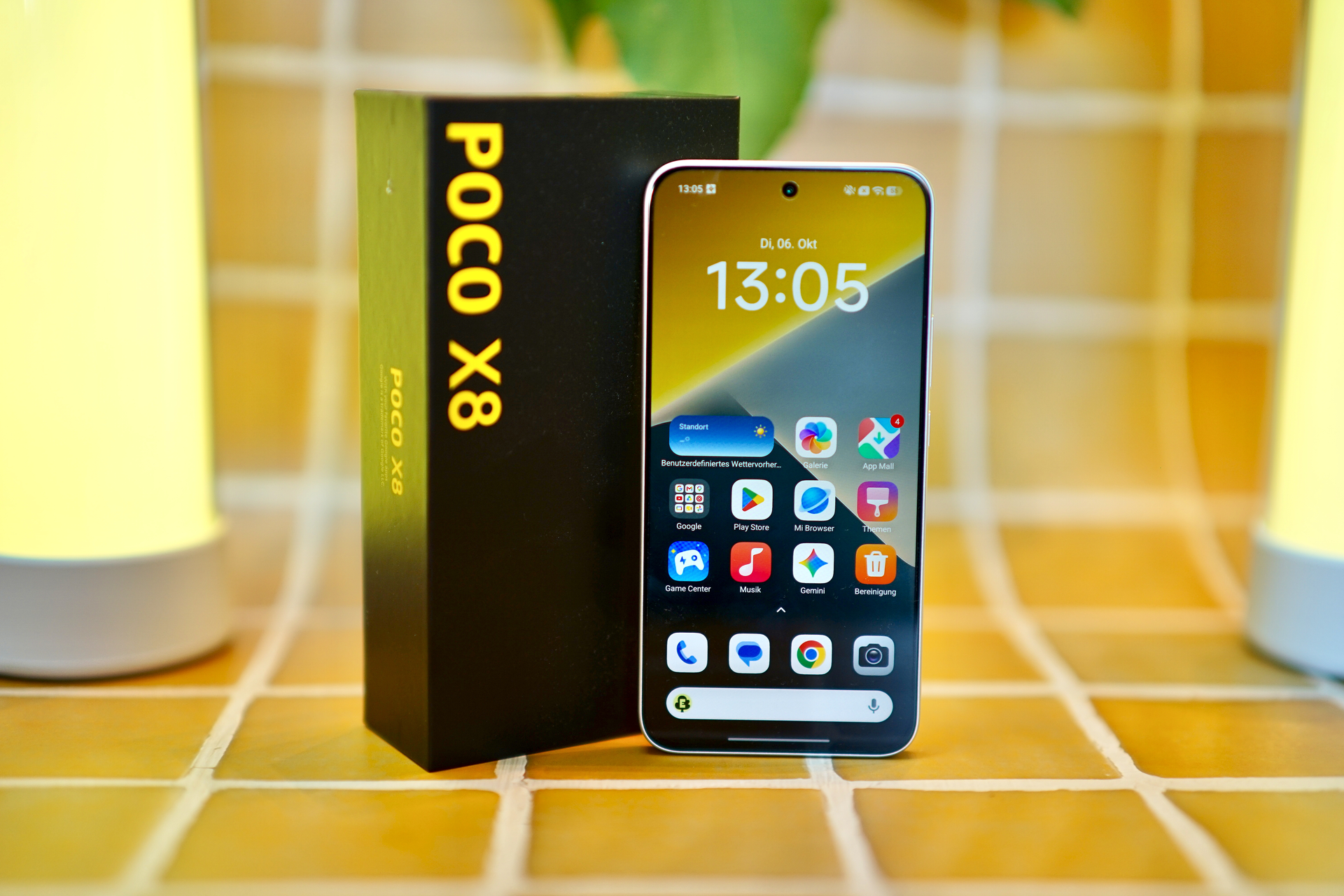 Xiaomi Poco X8 边框接口与防水密封结构特写