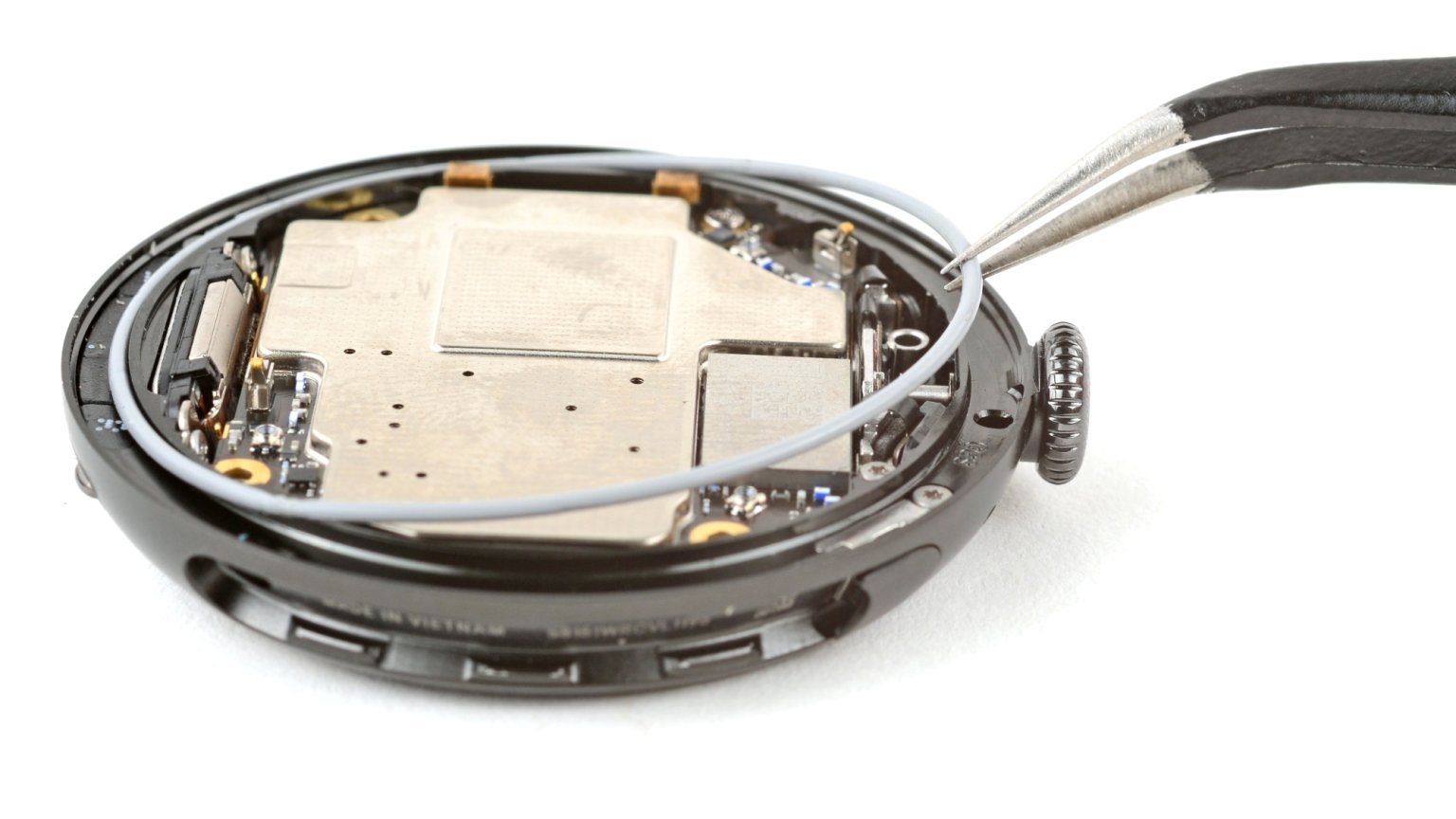 Tool comparison between Apple Watch Series 10 battery replacement and Pixel Watch 4