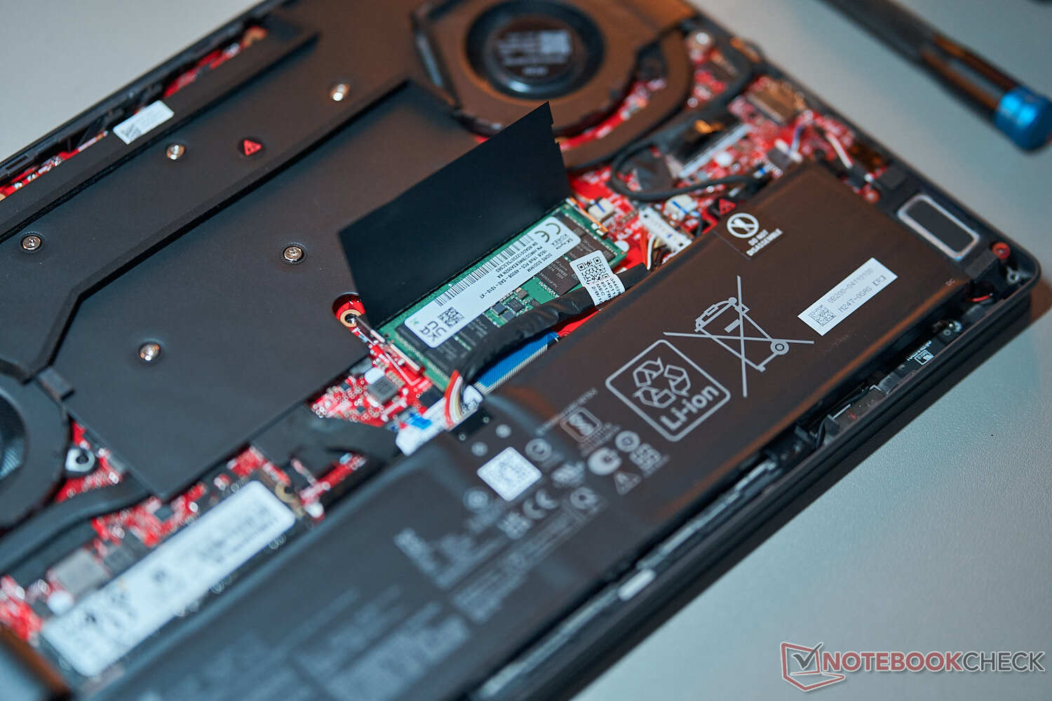 Démontage interne de l'Asus ROG Zephyrus G14 2023 dévoilant son unique connecteur SO-DIMM