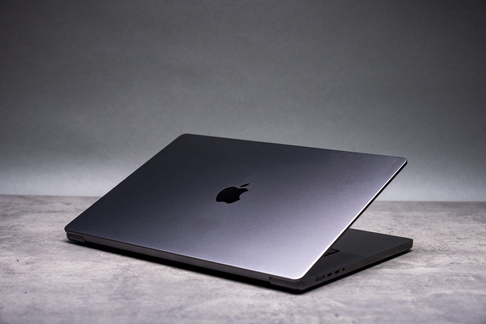 搭载 M5 Max 芯片的 16 英寸 MacBook Pro 实机照片