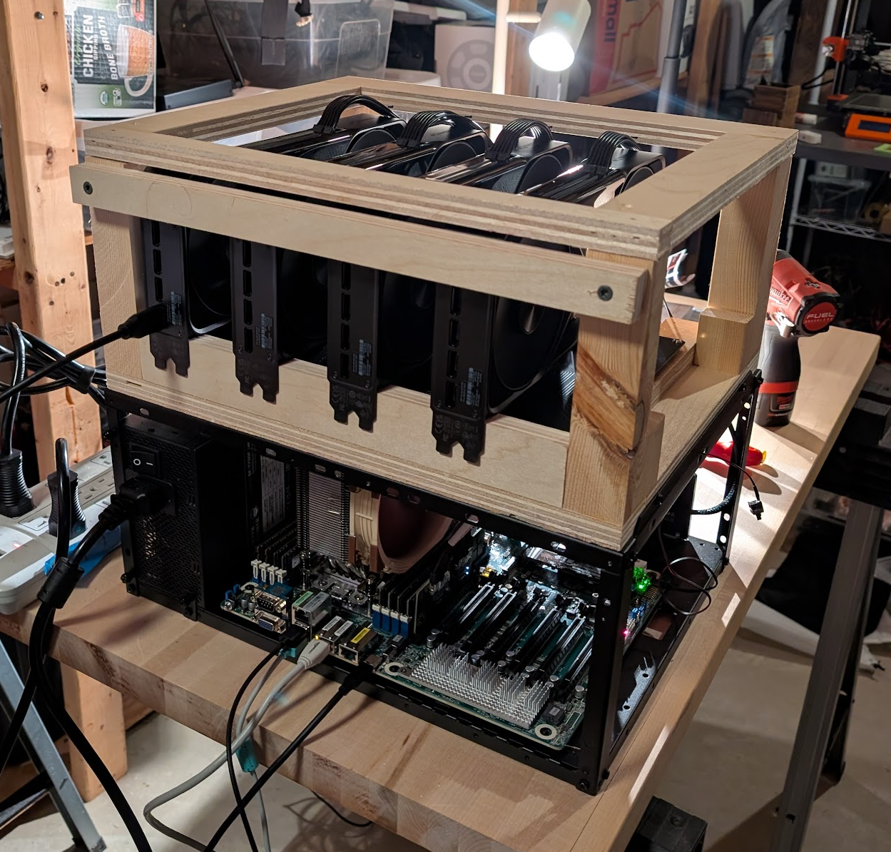 PCIe Switch 和 GPU 安装在自制木质机架中