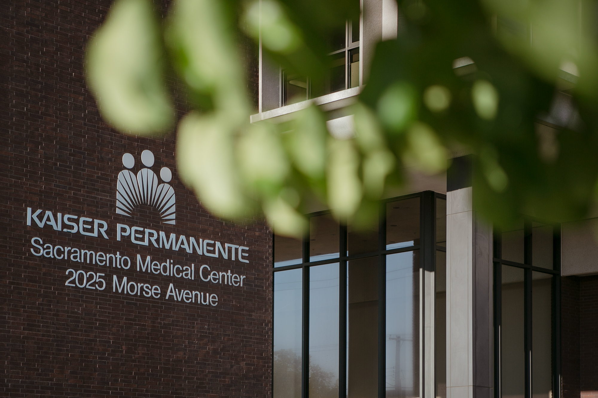 Kaiser Permanente萨克拉门托医疗中心。2022年8月，超过2000名精神健康医生因人手不足导致病人等待时间过长而罢工。
