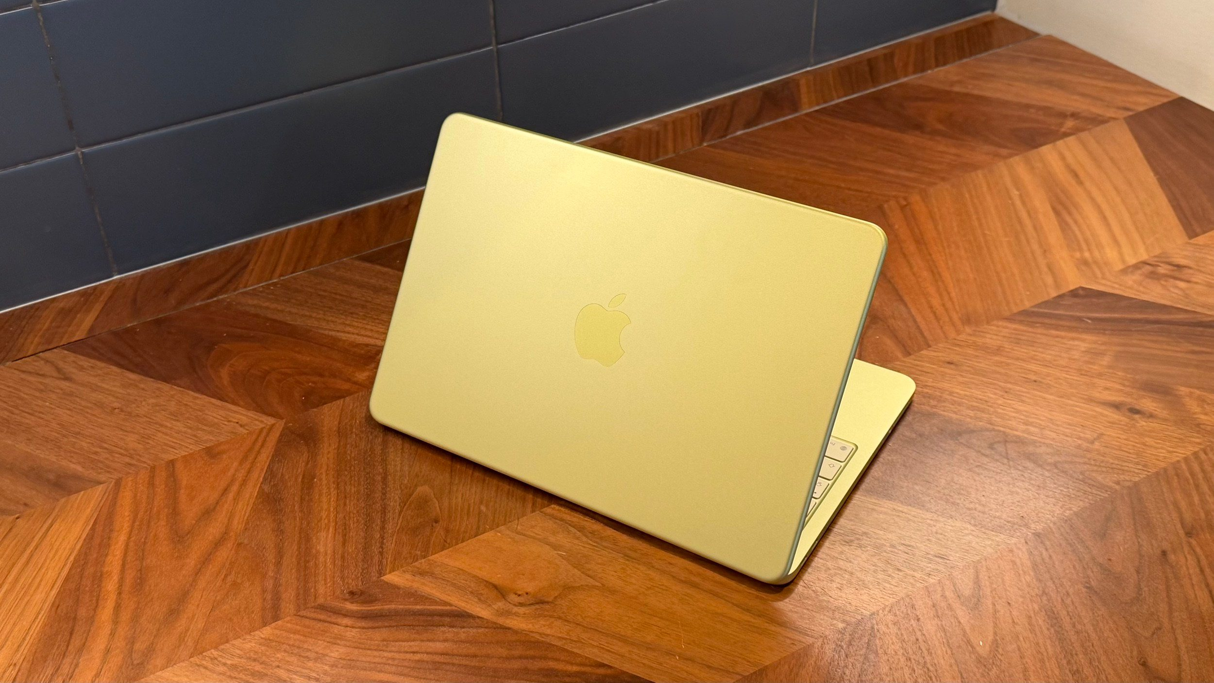 MacBook Neo 柑橘色侧面视角