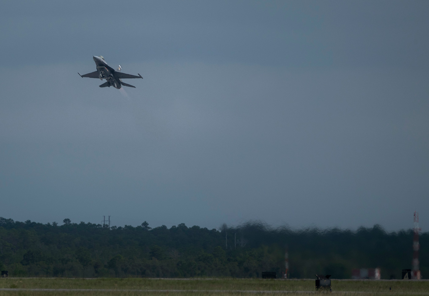 Otro F-16 modificado con VENOM rodando por la pista de la Base Eglin. El sistema de control de IA se conecta mediante hardware adicional sin modificar el software central del avión.