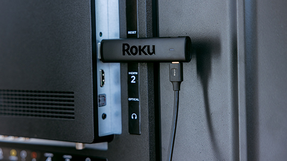 Roku Streaming Stick 4K 插在电视上