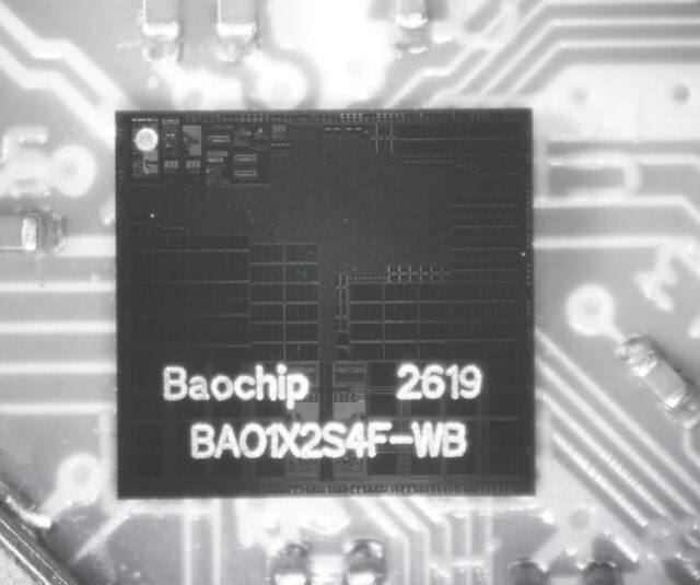 红外光下的 Baochip-1x 芯片内部结构