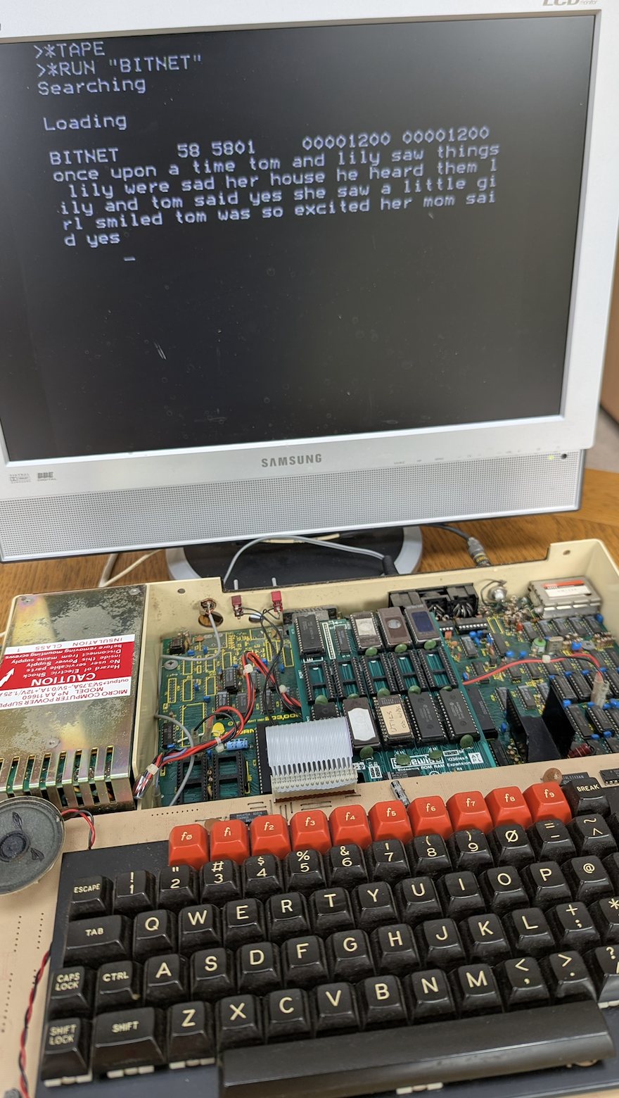 BBC Micro 运行 BitNet 模型输出文本的实物照片