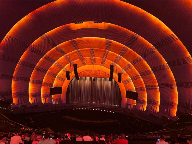 Radio City 音乐厅与 Sphere 内部对比