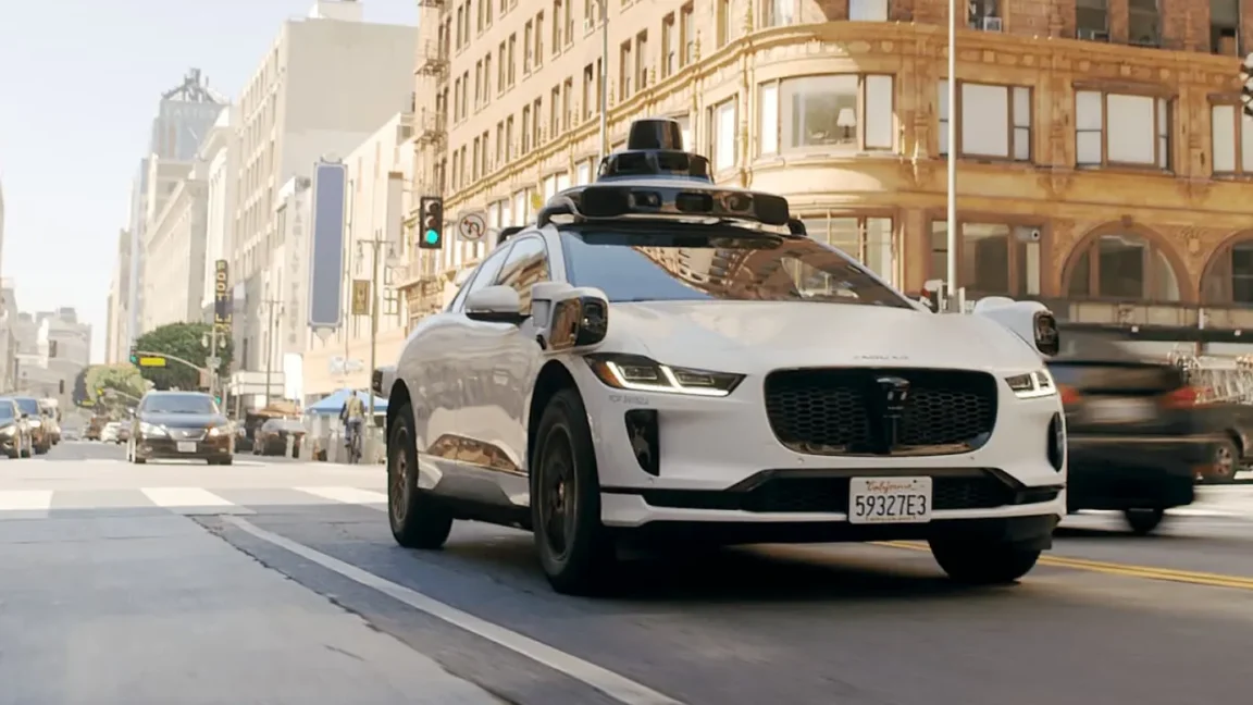 Waymo 充电站中的无人车