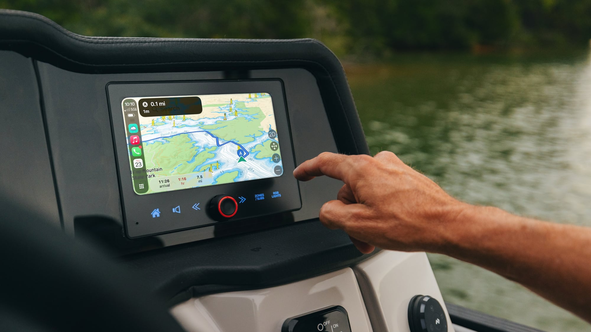 CarPlay 界面在 Crest 浮筒船驾驶台的效果图