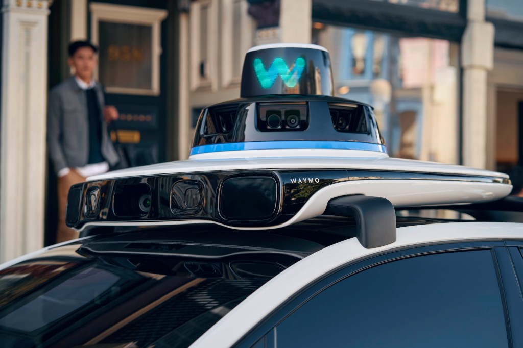 Sensores en el techo del robotaxi de Waymo