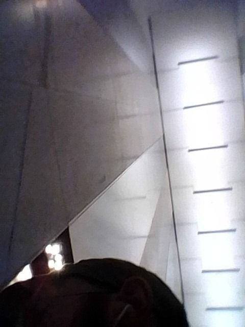 黑客通过手表摄像头偷拍记者进入电梯的画面