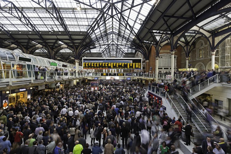 Una multitud en una estación de metro concurrida