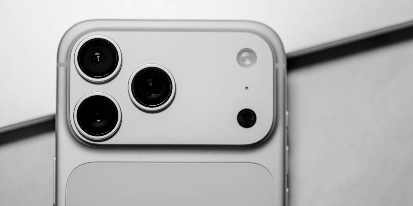iPhone 17 Pro 银色相机凸台