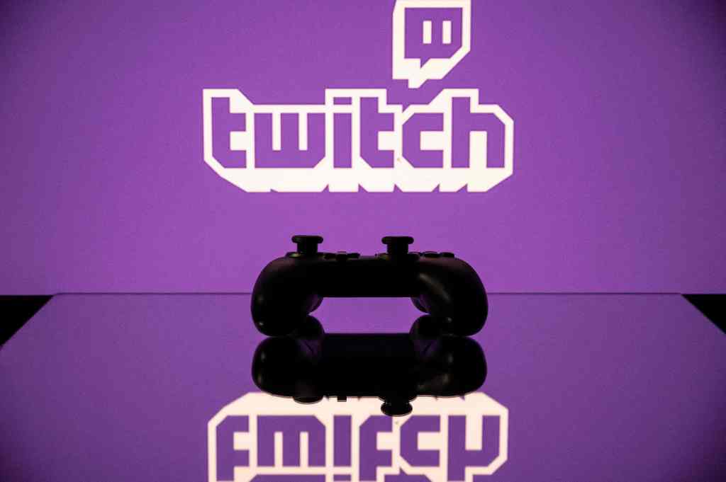 Twitch 标志与游戏手柄倒影
