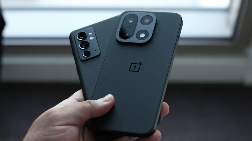 手持两台 OnePlus 手机