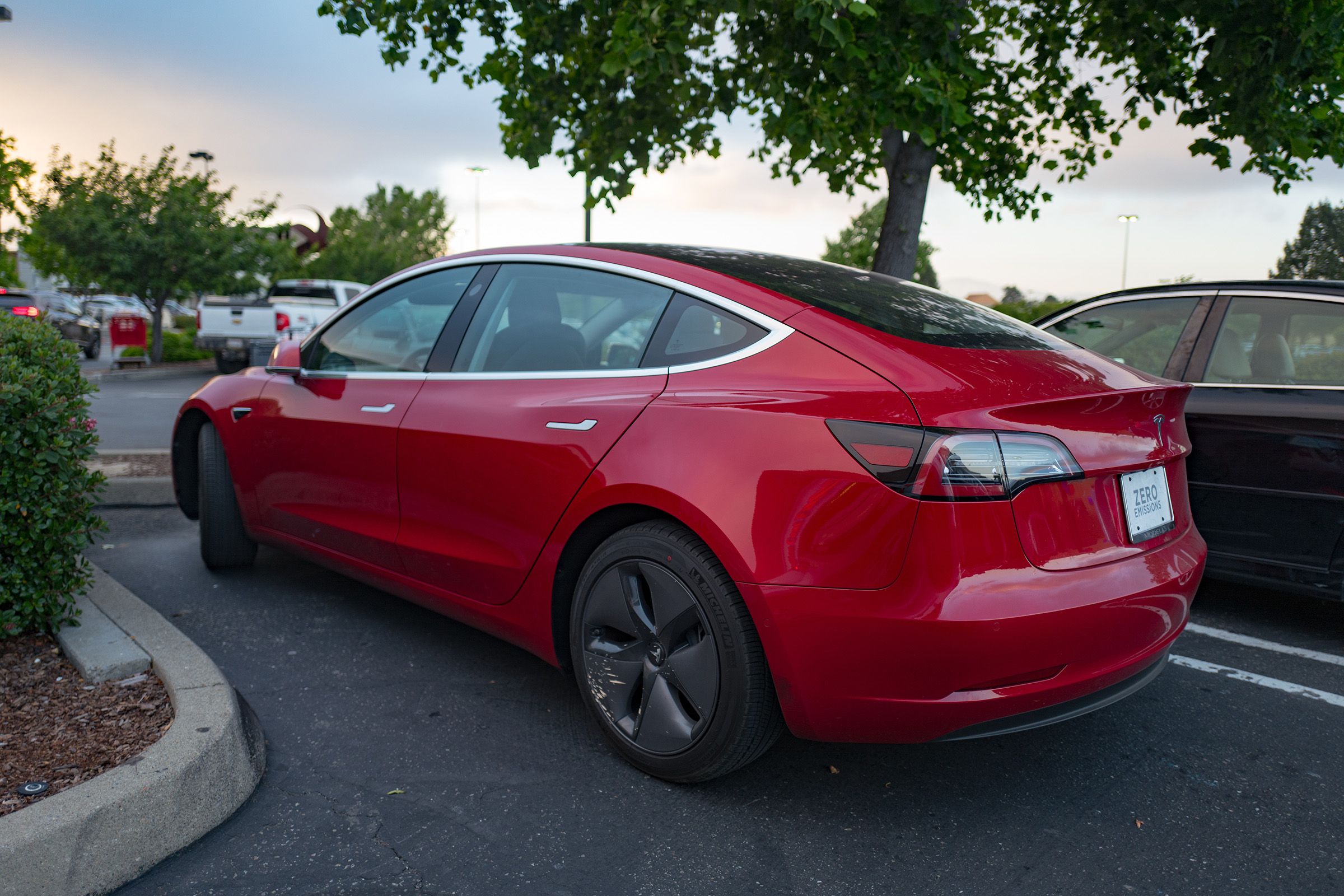 红色特斯拉 Model 3 侧面照