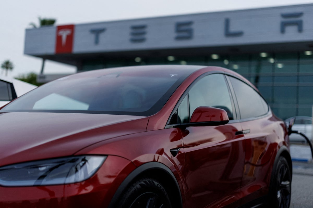 红色 Model Y 在特斯拉门店外充电