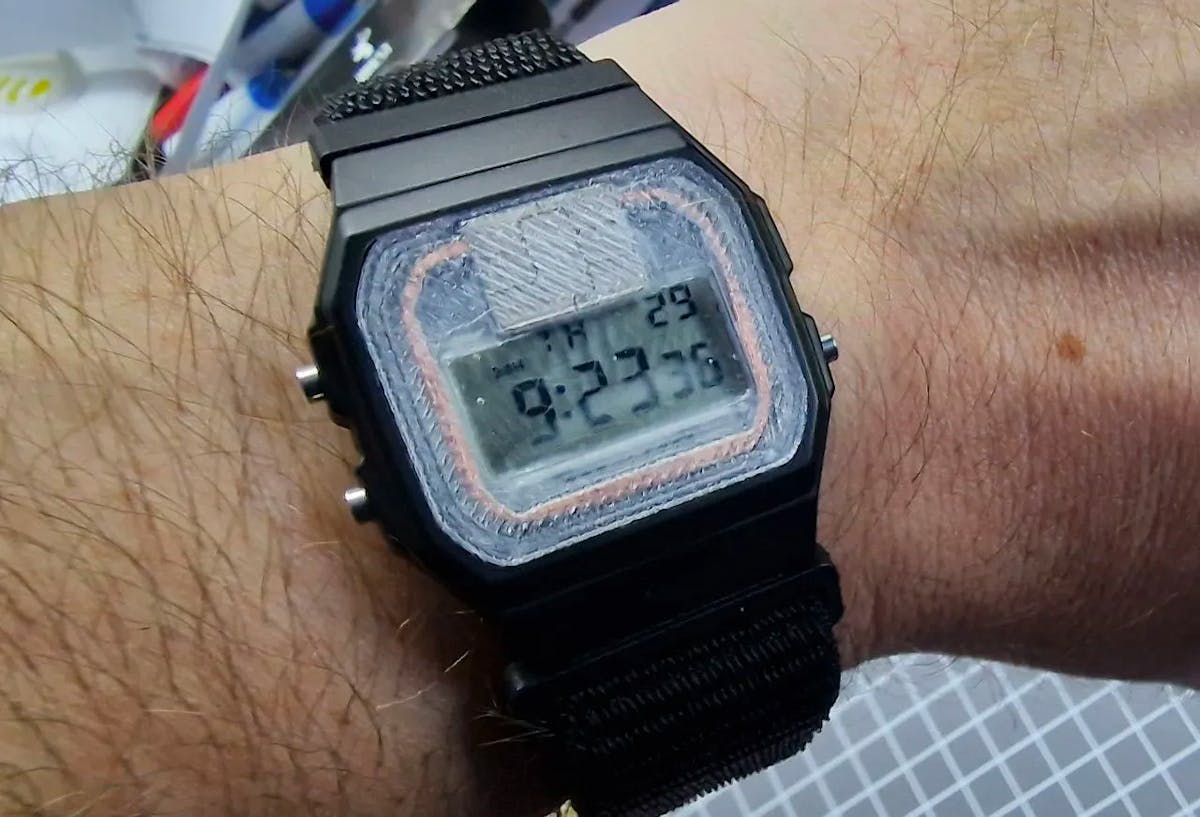 Reloj terminado en la muñeca y prueba de pago