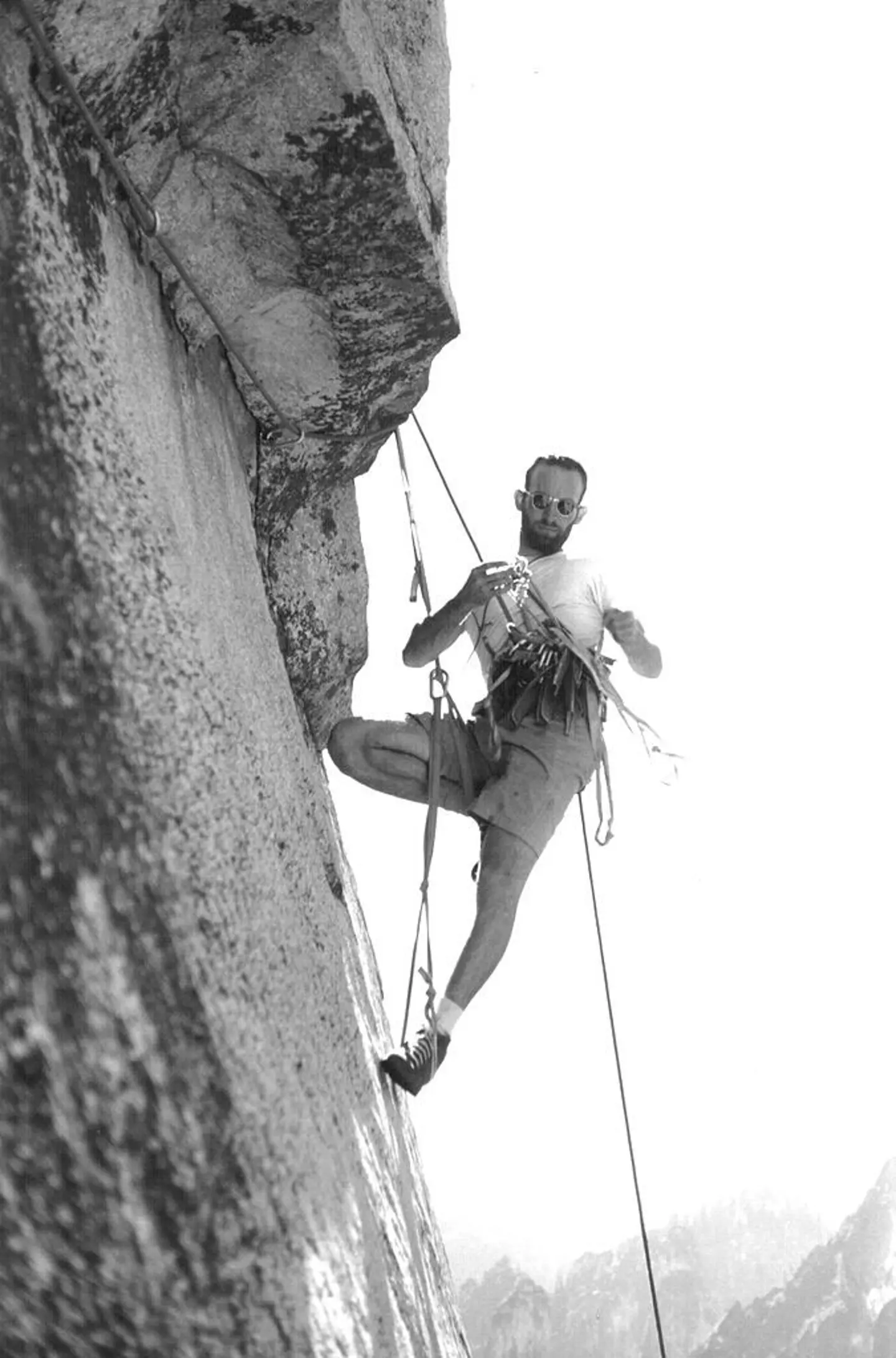 Royal Robbins 在 El Capitan 攀岩，装备挂满安全带