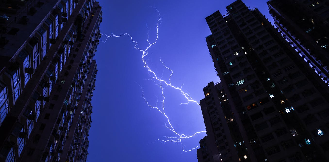 闪电照亮夜空