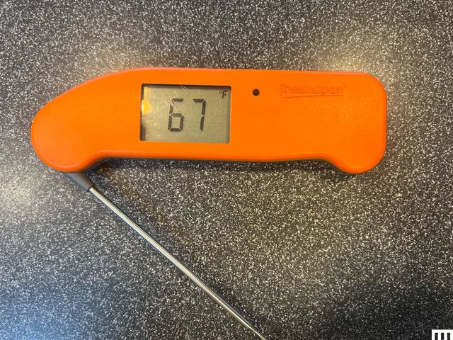 Thermapen One 橙色速读温度计特写
