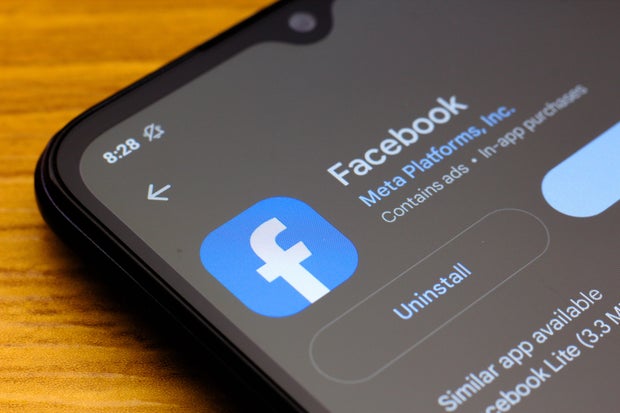 手机屏幕上的 Facebook 图标