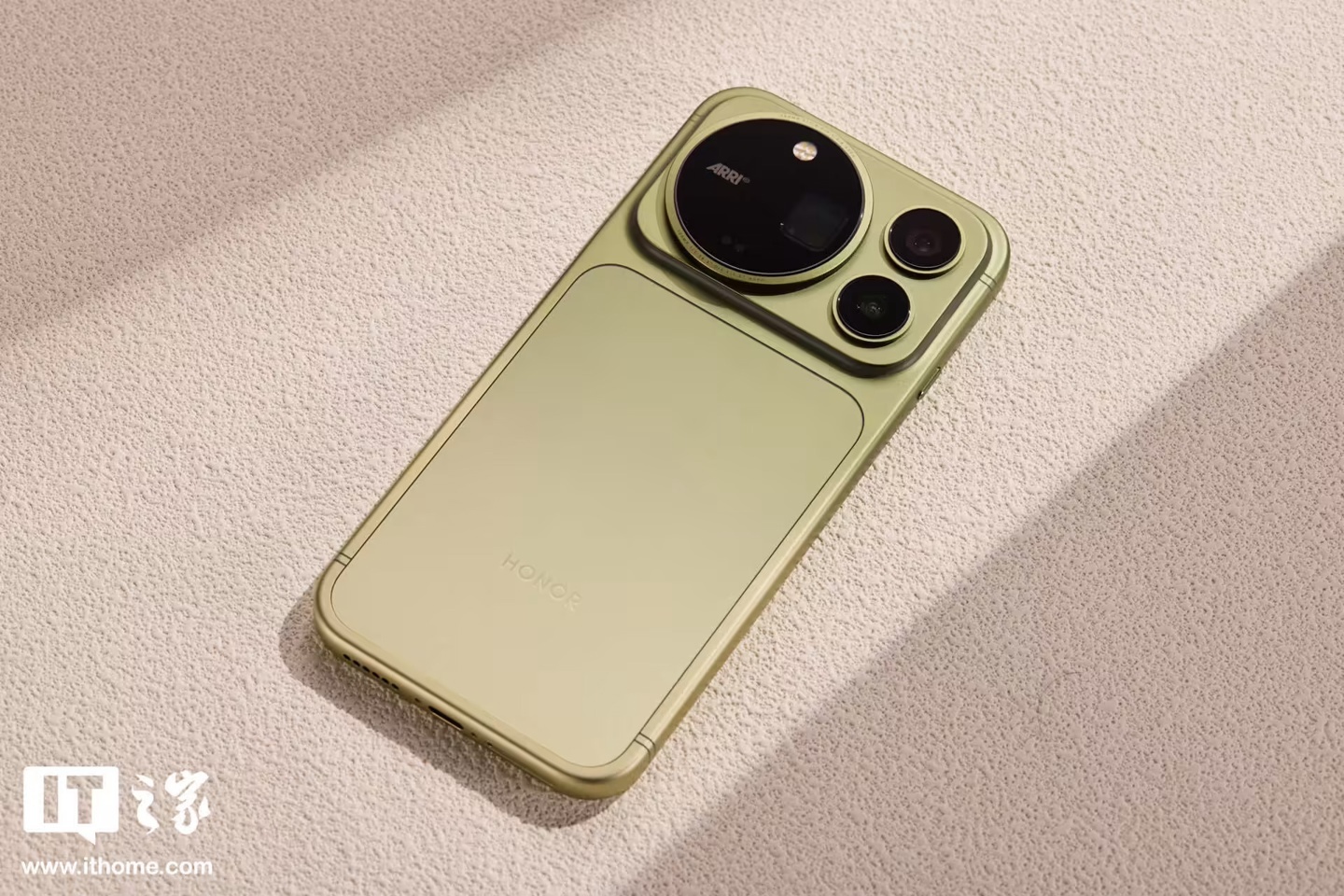 图：荣耀 Magic9 Pro Max 手机外观图。