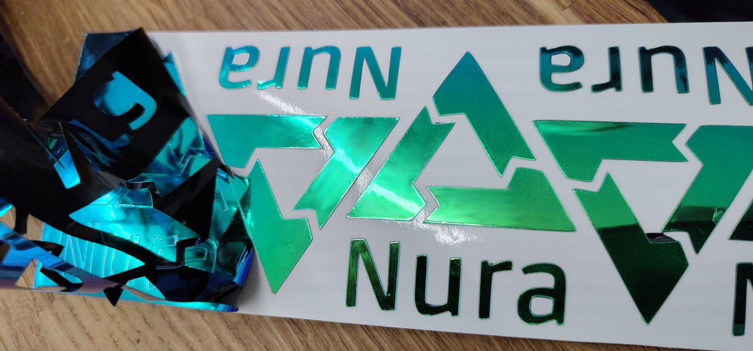 一排正在制作中的 Nura 贴纸