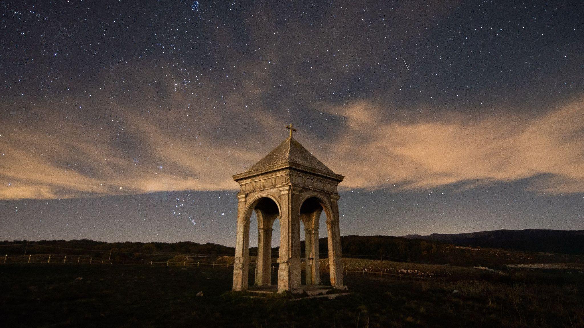 Orionids streaking across the night sky above Abruzzo, Italy