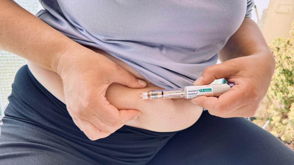 Abdominal self-injection scene