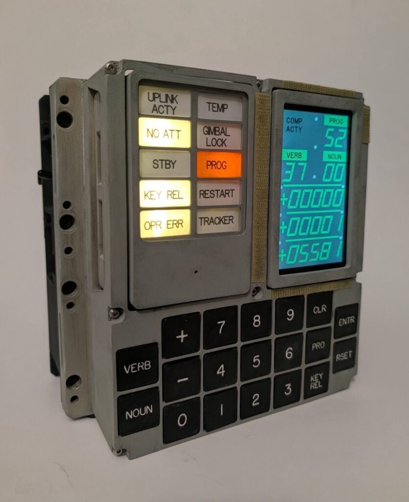 Nachbau der DSKY-Einheit mit Display und Tastatur
