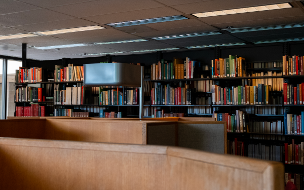 米大学図書館に整然と並ぶ書棚